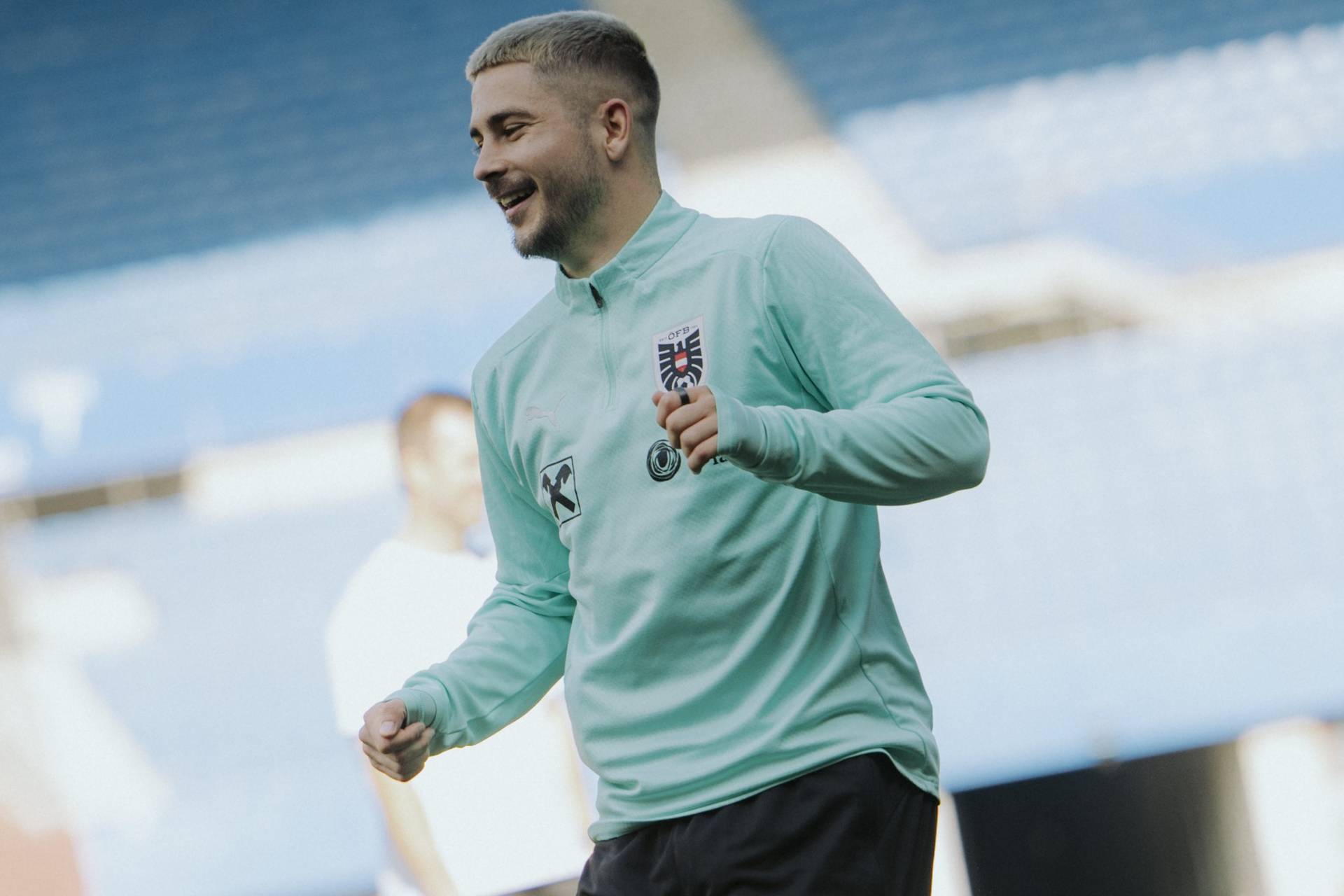 Romano Schmid im ÖFB-Aufwärmpullover.