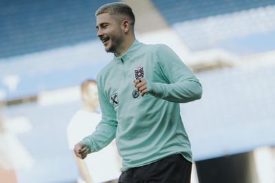 Romano Schmid im ÖFB-Aufwärmpullover.