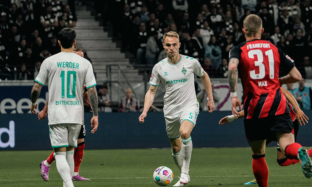 null Amos Pieper am Ball im Spiel gegen Frankfurt.