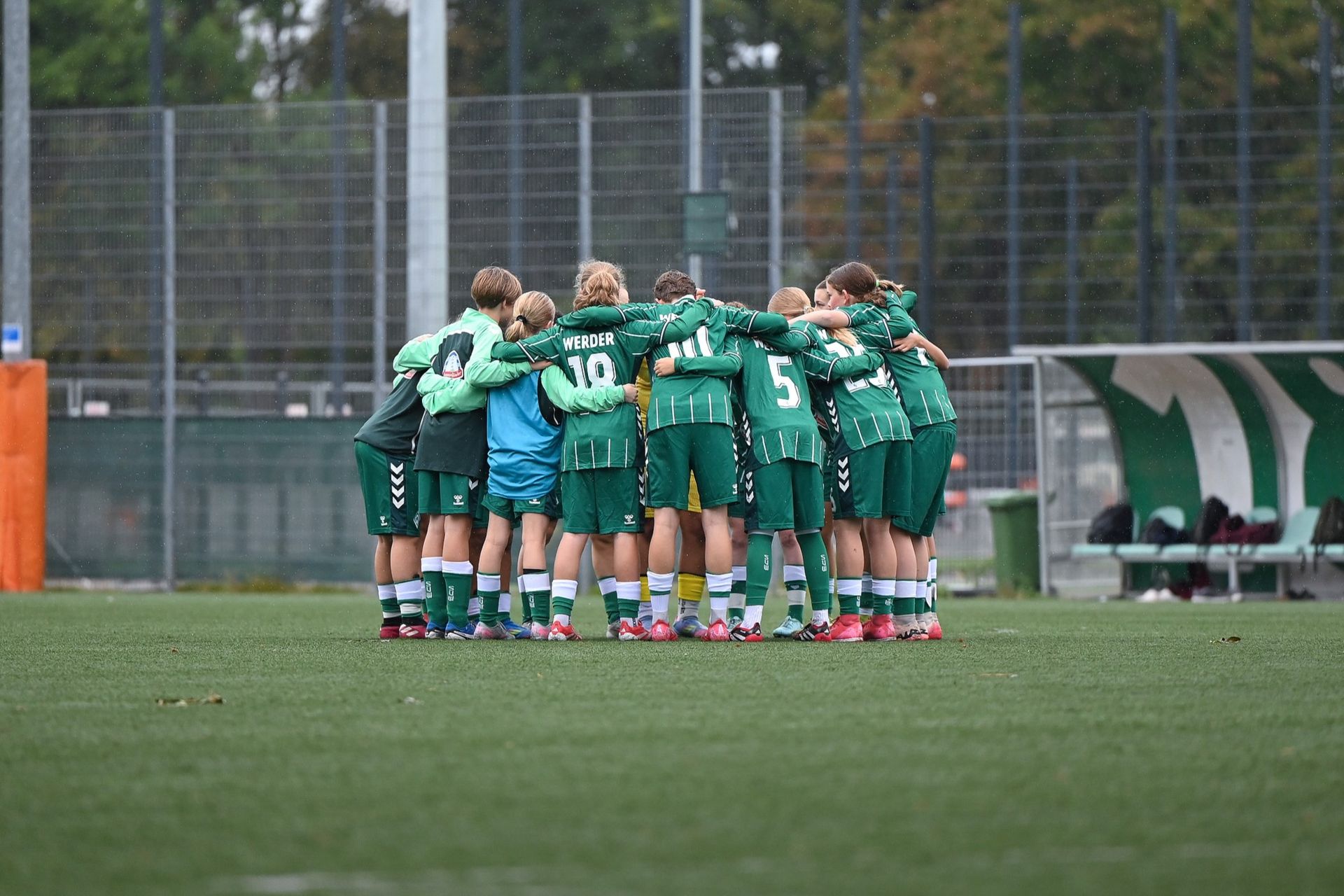 Die U15-Juniorinnen im grünen Werder-Dress im Mannschaftskreis
