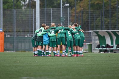 Die U15-Juniorinnen im grünen Werder-Dress im Mannschaftskreis
