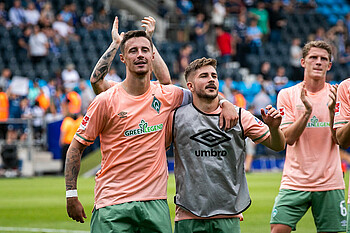 null Marco Friedl hat den Arm um Romano Schmid gelegt.