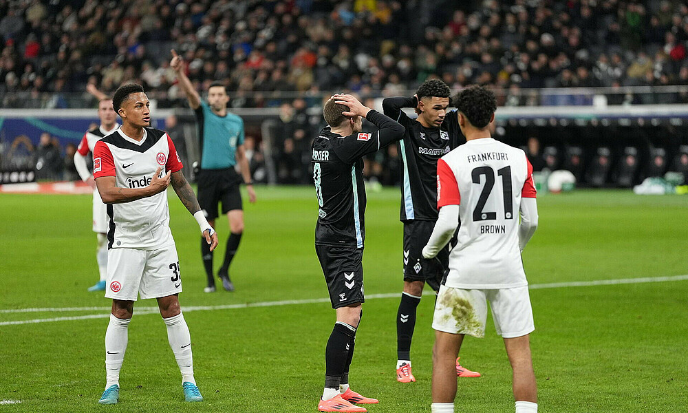 Mitchell Weiser rauft sich die Haare nach seiner Chance im Auswärtsspiel bei Eintracht Frankfurt