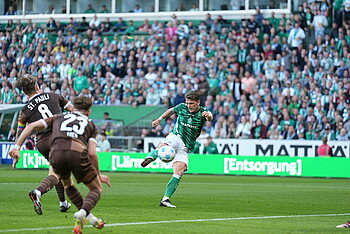 null Jens Stage holt zum Schuss aus.