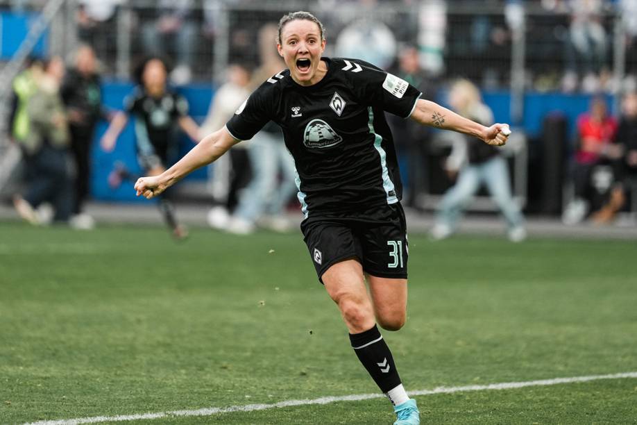 Verena Wieder setzt im Hamburger Volksparkstadion mit ausgebreiteten Armen zum Jubellauf an