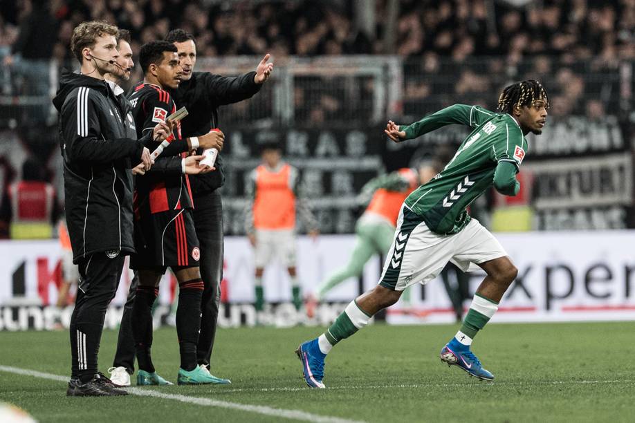 Samuel Mbangula läuft auf dem Platz nach seiner Einwechslung.