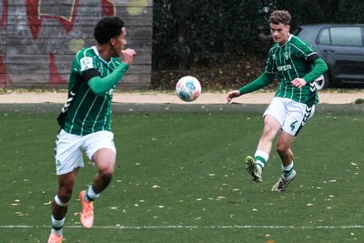 Die U19-Spieler passen sich den Ball im Sprint.