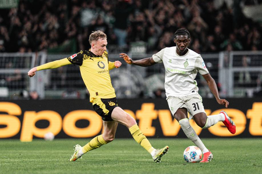 Karim Coulibaly im Zweikampf mit Maximilian Beier.