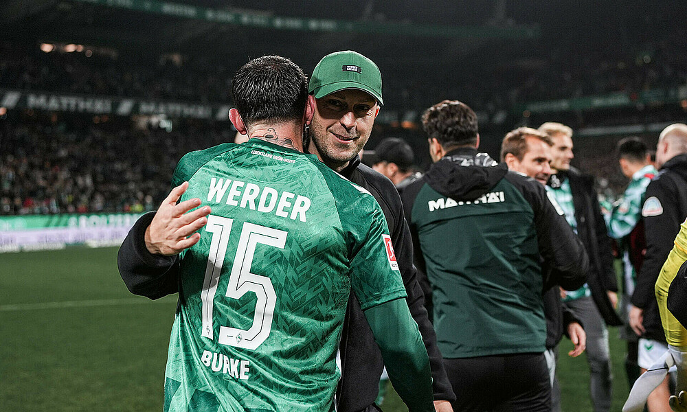 Ole Werner umarmt Oliver Burke. 