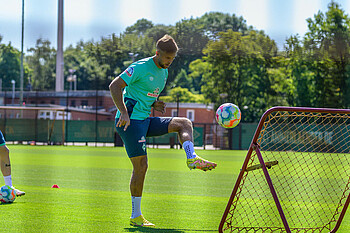 null Niclas Füllkrug schießt den Ball gegen einen Rebounder.