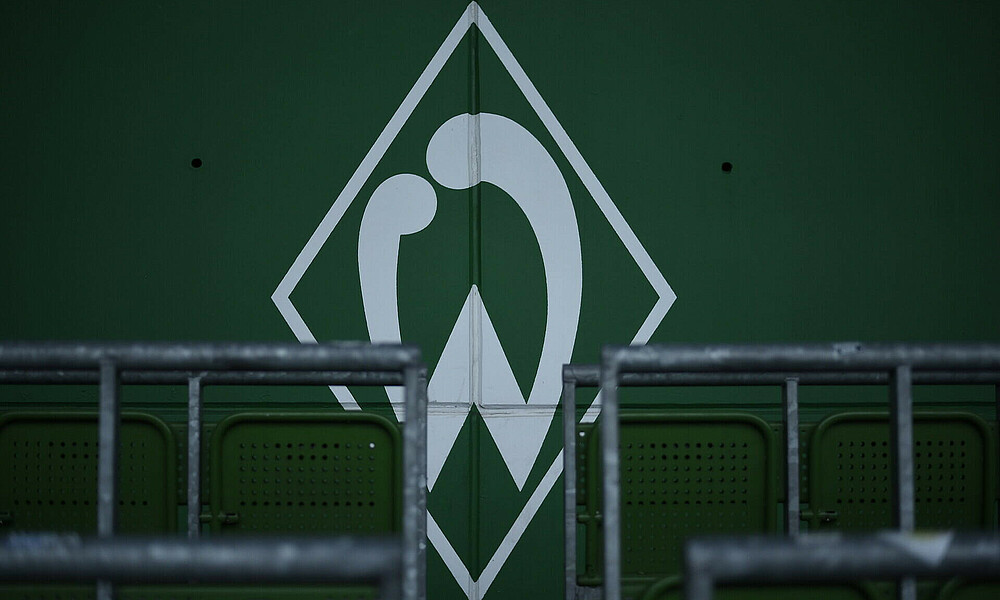 null Die Werder-Raute mit Metallstangen davor.