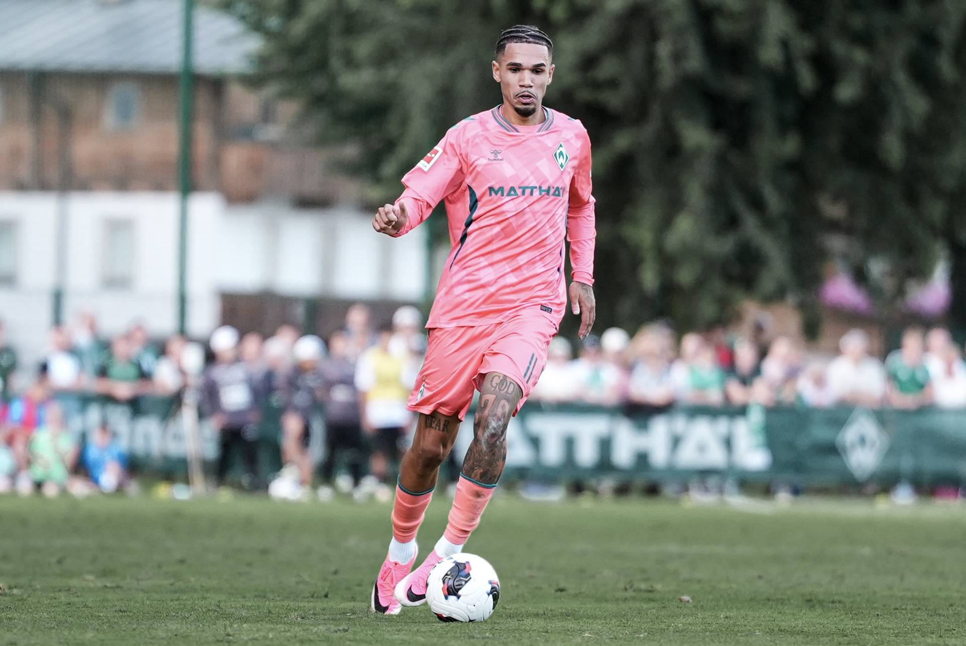 Justin Njinmah dribbelt im Testspiel gegen Fagiano Okayama mit dem Ball am Fuß.
