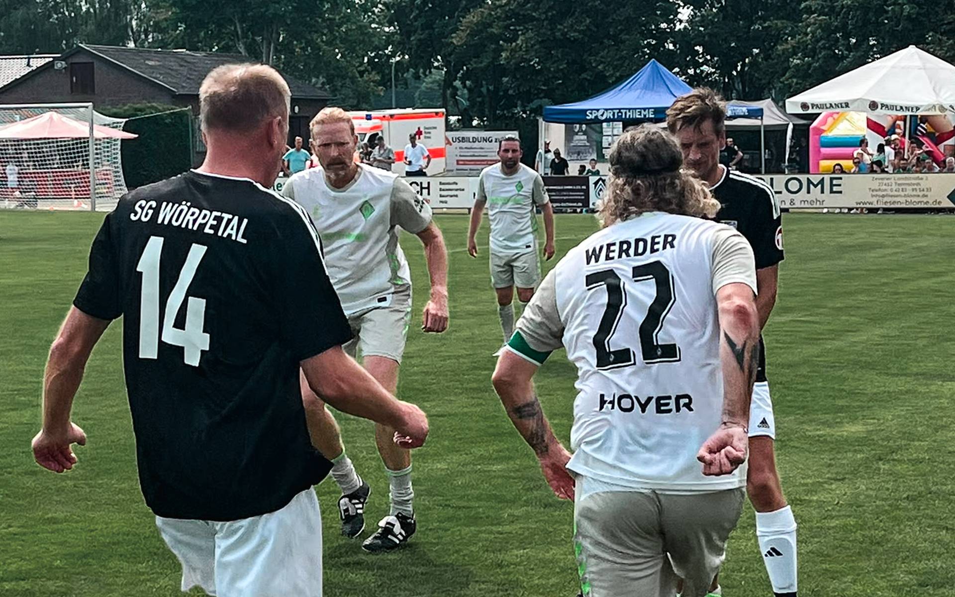 Torsten Frings im Duell mit einem wörpetaler Spieler
