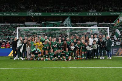 Die Mannschaft und der Staff stehen im Tor vor der Ostkurve.