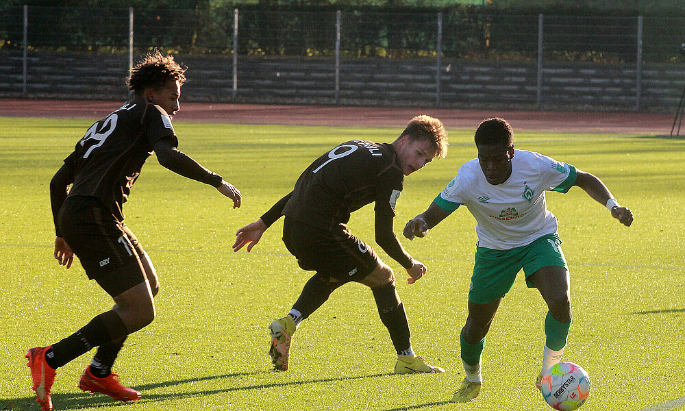 null Dyosandro Ayissi Akoumba setzt sich gegen zwei Paulianer durch