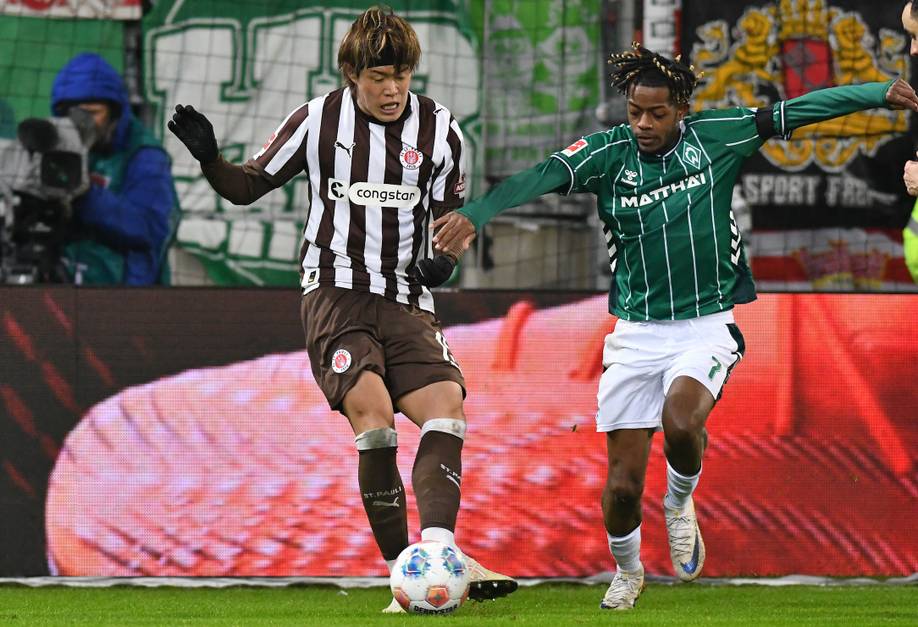 Samuel Mbangula im Zweikampf mit St.Paulis Fujita.