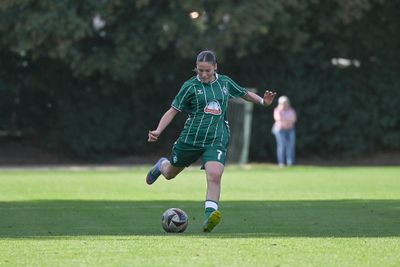 Eine Spielerin des SV Werder im grünen Spieldress befindet sich in der Schussbewegung in Richtung der rechten Bildseite