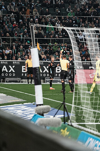 Dankert zeigt Weiser die zweite Gelbe Karte. 