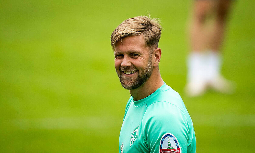 Niclas Füllkrug lächelt in die Kamera