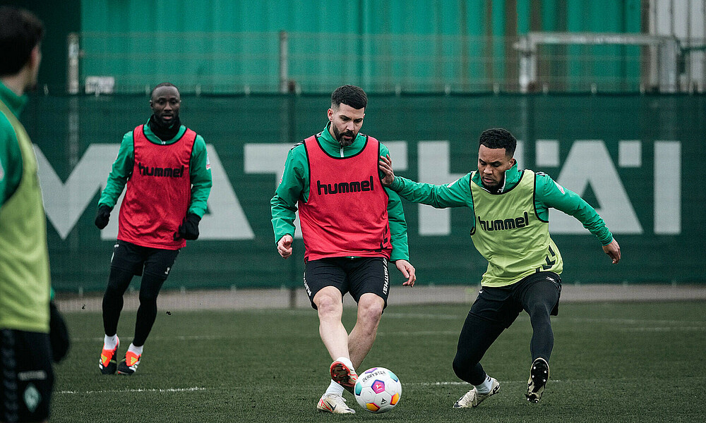 Felix Agu und Anthony Jung während des Trainings im Zweikampf um den Ball.