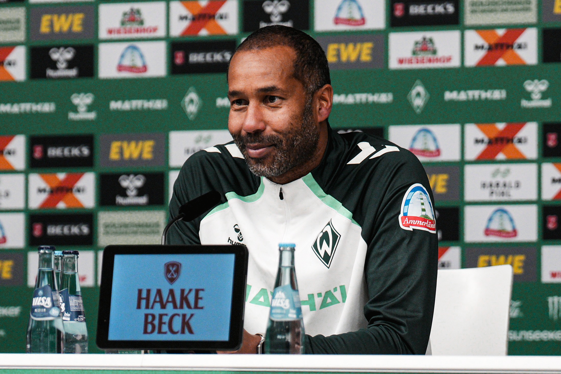 Daniel Thioune auf dem PK-Podium im Weserstadion.