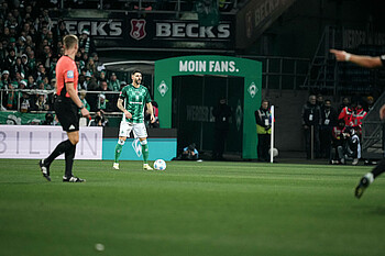 null Anthony Jung mit Ball am Fuß.