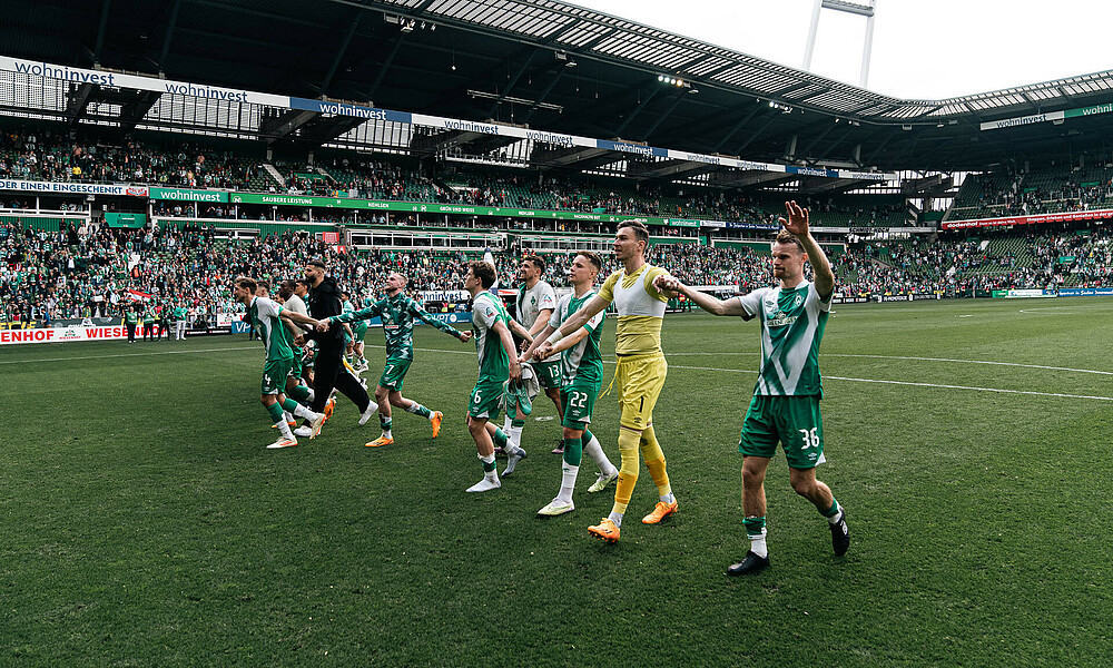 null Die Werder Profis feiern den Klassenerhalt im wohninvest WESERSTADION