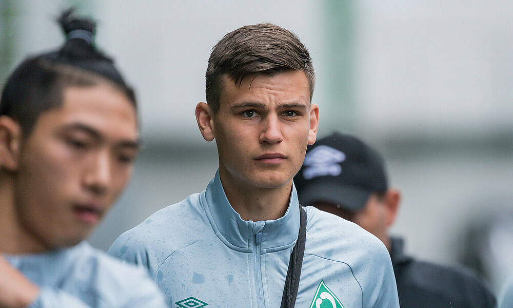 null Werder-Spieler Yannik Engelhardt auf dem Weg zum Training.