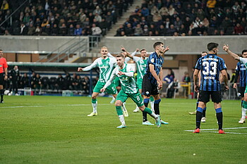 Die Werder-Spieler jubeln.