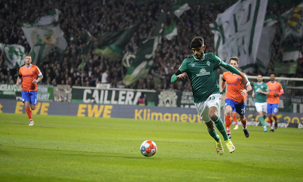 null Eren Dinkci läuft mit dem Ball am Fuß.