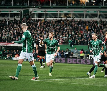 Marco Grüll jubelt mit dem Zeigefinger gestreckt. 