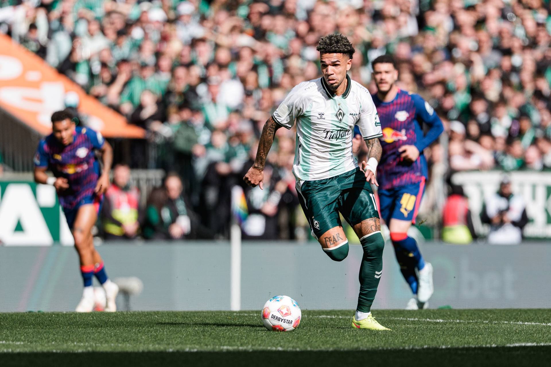 Njinmah mit dem Ball am Fuß im Sprint.