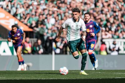 Njinmah mit dem Ball am Fuß im Sprint.