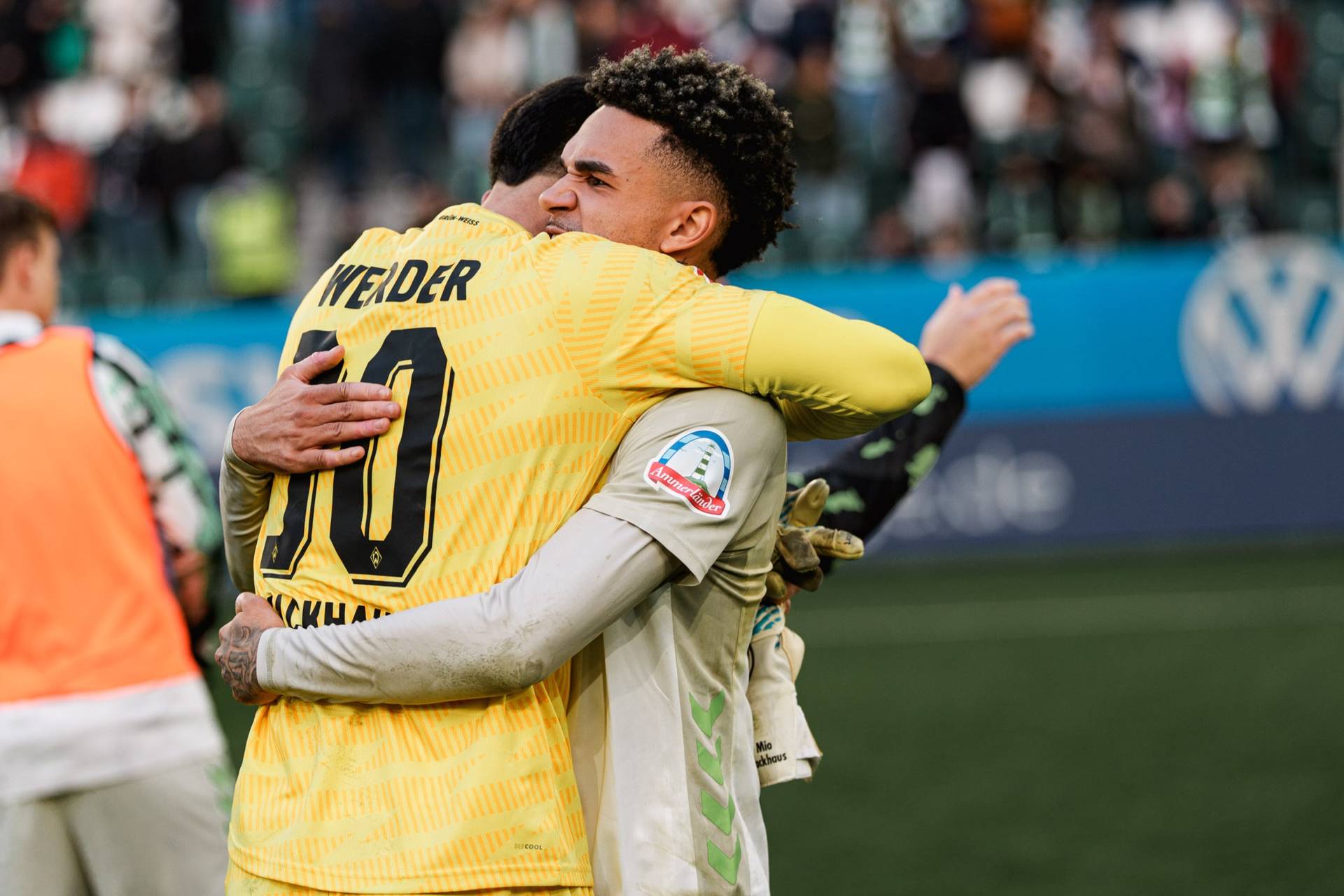 Mio Backhaus umarmt Justin Njinmah.