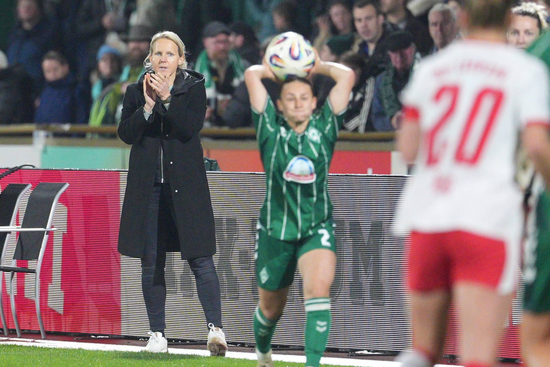 Fritzy Kromp klatscht in die Hände und feuert ihr Team an.