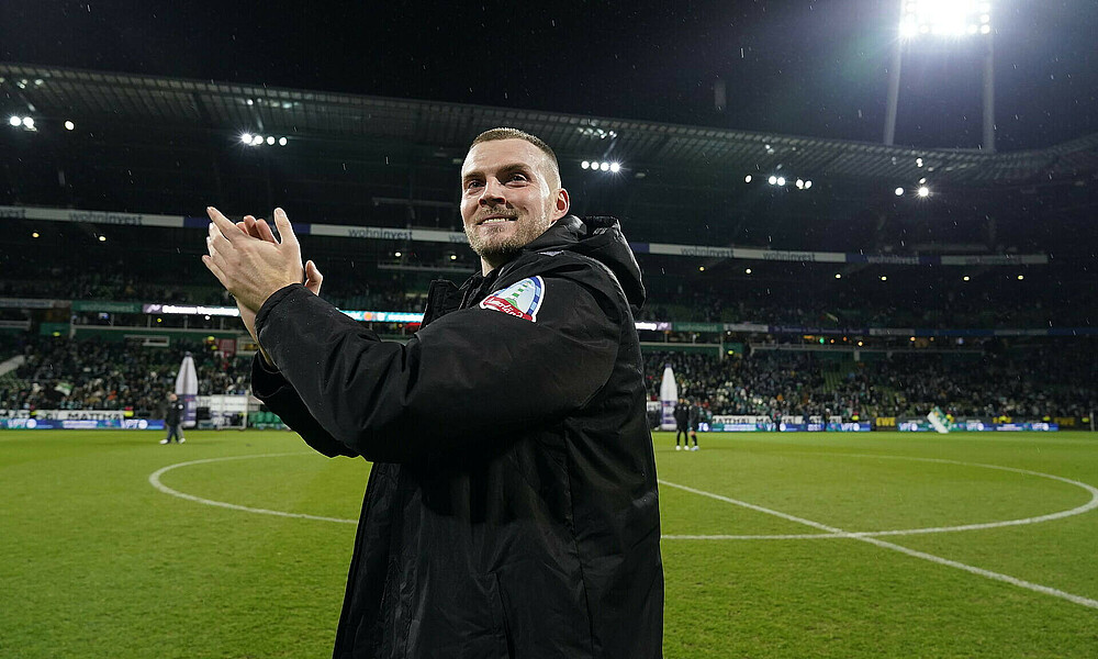 Marvin Ducksch klatscht in die Hände.