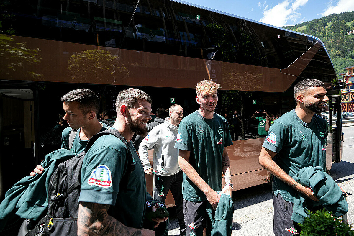 Mio Backhaus, Oliver Burke, Ole Werner, Nick Woltemade und Eduardo DOs Santos Haesler steigen vor dem Teamhotel aus dem Bus.