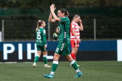 Verena Wieder applaudiert auf dem Spielfeld. Im Hintergrund sind Teamkolleginnen und eine Gegnerin zu sehen, eine davon in einem rot gestreiften Trikot.