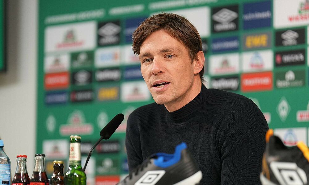 Clemens Fritz sitzt auf dem PK-Podium. 