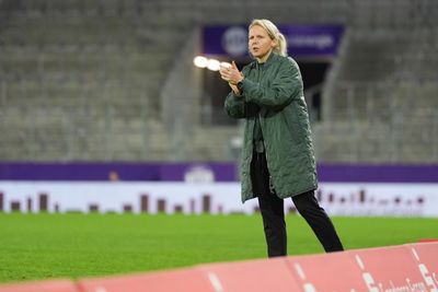 Fritzy Kromp klatscht in die Hände