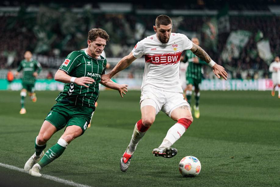 Jens Stage und Jeff Chabot im Zweikampf.