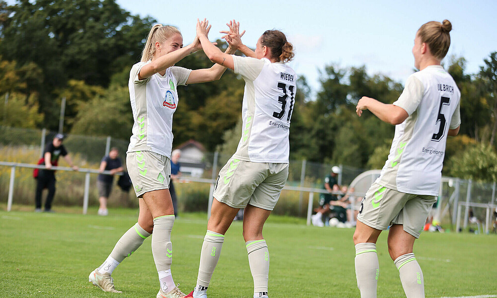 null Sharon Beck und Verena Wieder bejubeln ihre Tore mit einem High-Five.