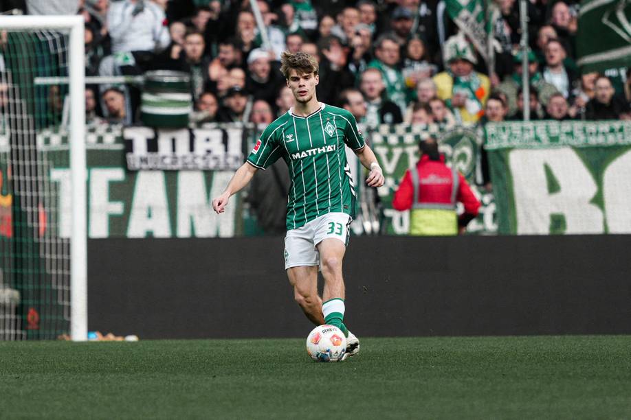 Mick Schmetgens im grünen Trikot mit dem Ball am Fuß.