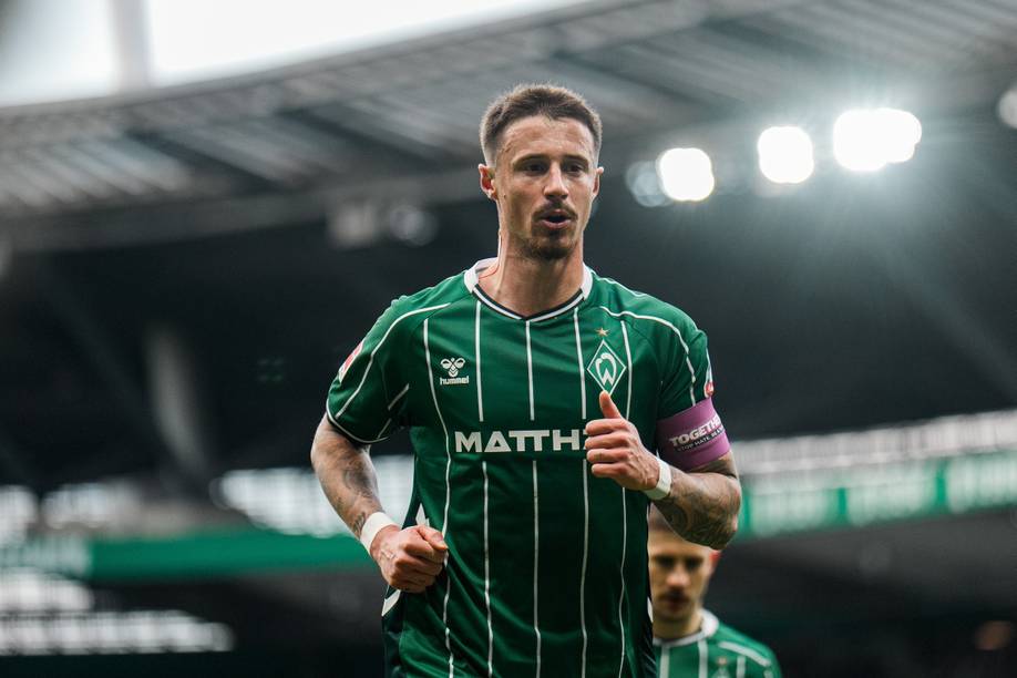 Marco Friedl läuft im grün-weißen Trikot.