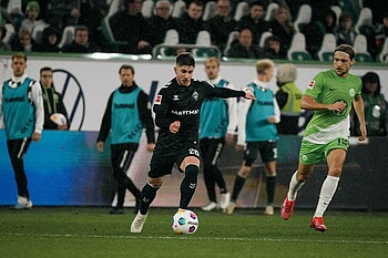 Romano Schmid mit Ball am Fuß neben Wolfsburg Lovro Majer. 