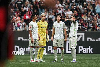 null Marco Friedl dirigiert mit dem Finger. Niklas Stark, Mio Backhaus und Julian Malatini hören zu.