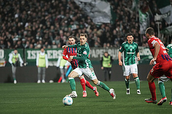 null Senne Lynen schaut dem Ball nach im Heimspiel gegen Heidenheimg