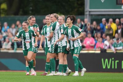 Die WERDERFRAUEN bejubeln zusammen einen Treffer.
