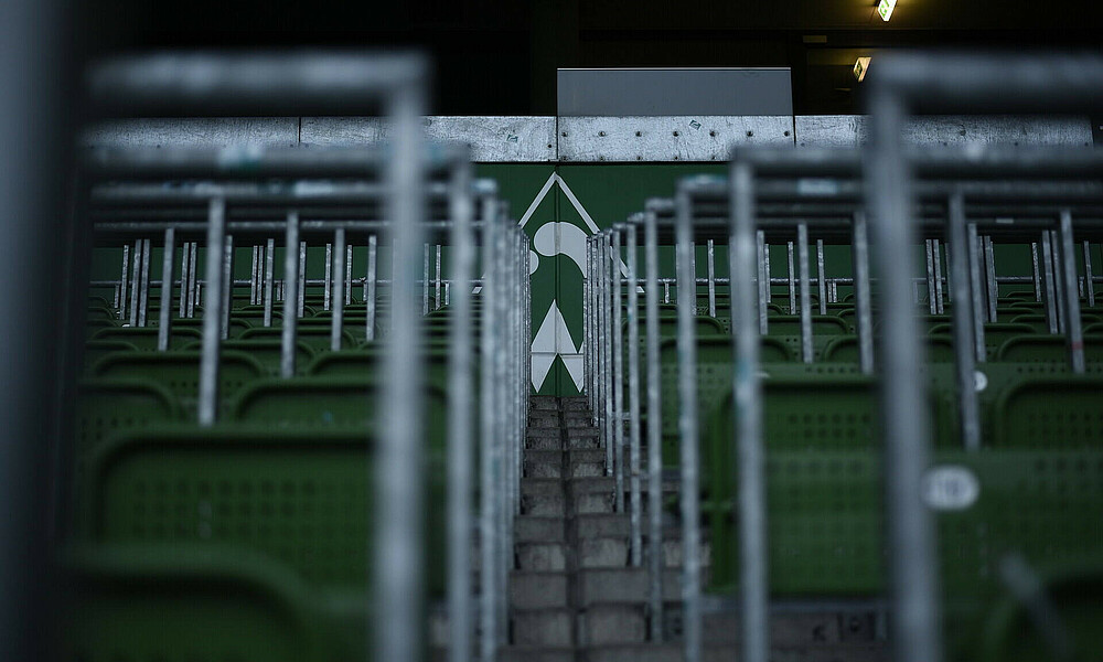 null Die Werder-Raute hinter den Stangen der Ostkurve.