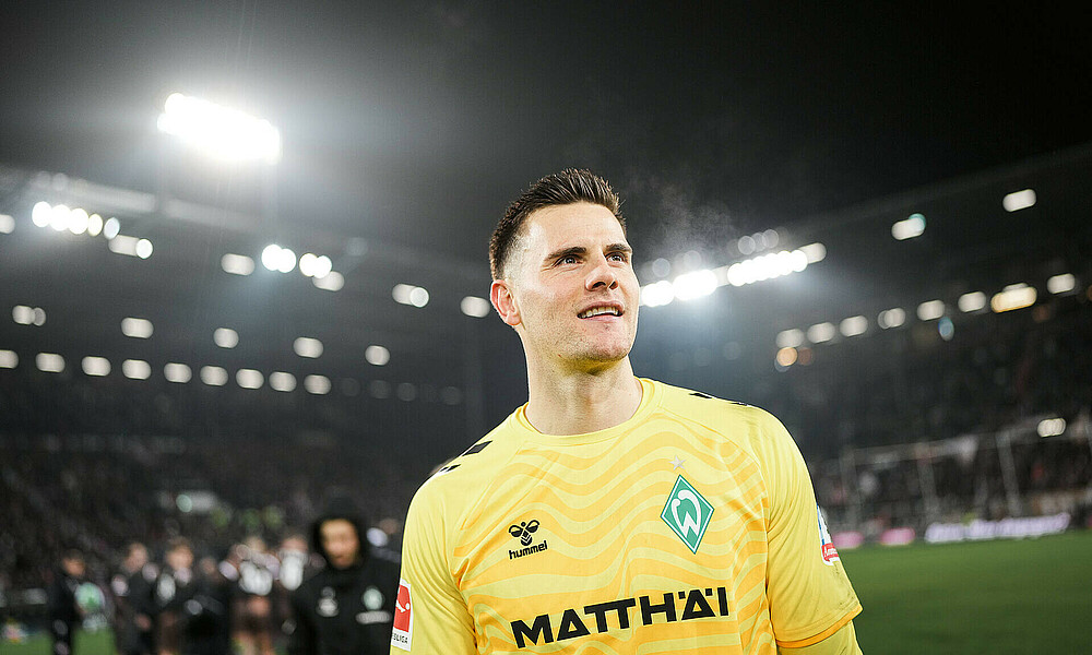 Michael Zetterer im gelben Torwart-Trikot blickt aus dem Millerntor-Stadion heraus